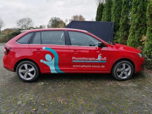 3-farbige Autobeschriftung für eine Physiotherapiepraxis.